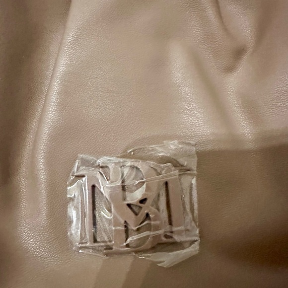 NWT Badgley Mischka Taupe Snap Framed - Picture 3 of 7